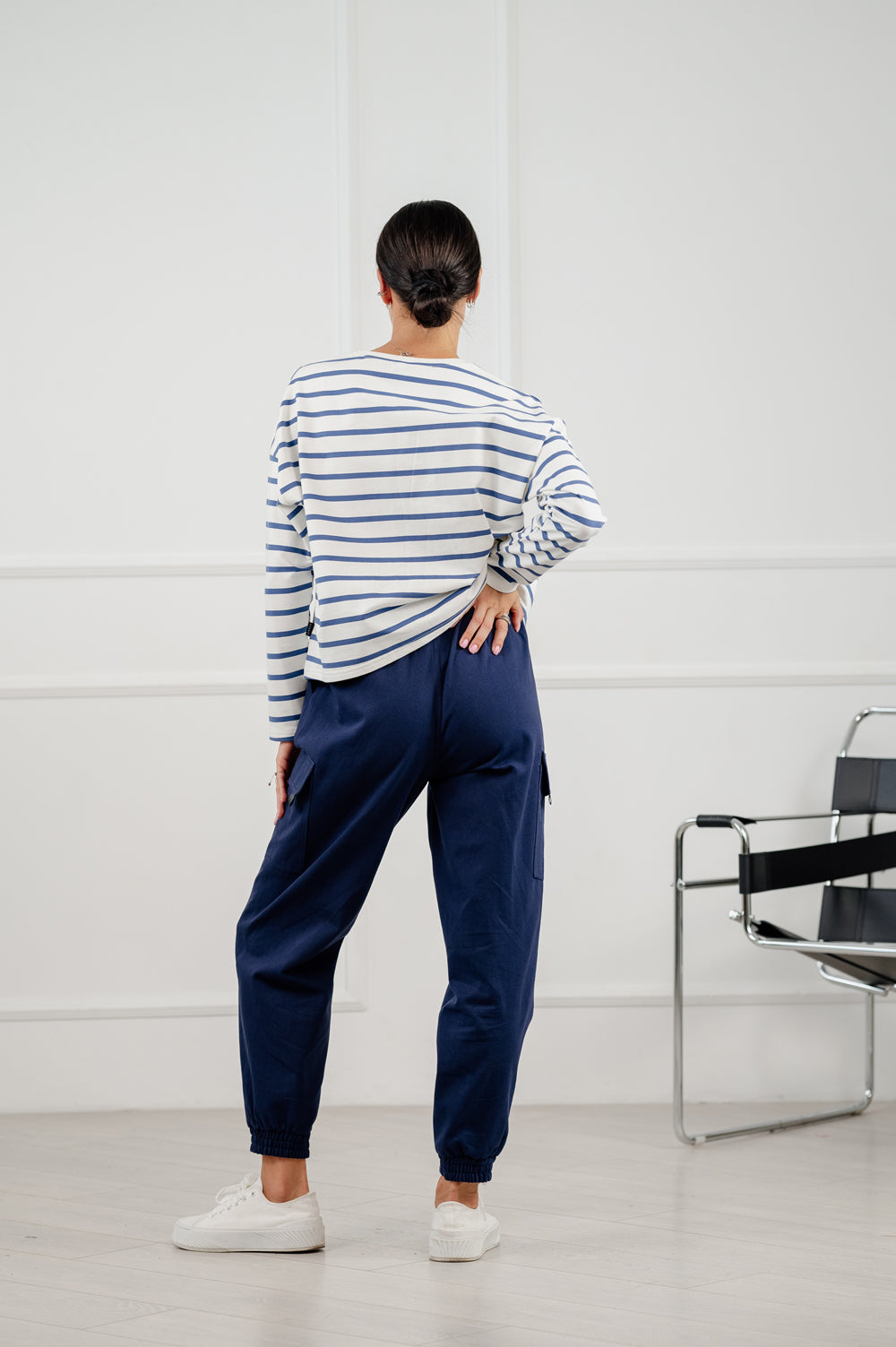 Pantalon cargo bleu dans un style décontracté.