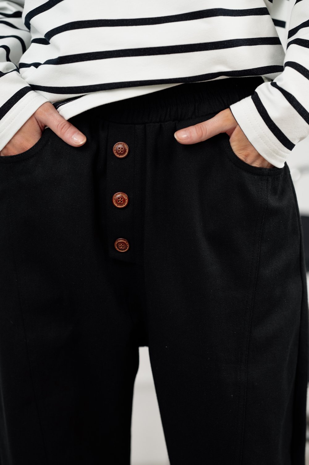 Pantalón denim negro.