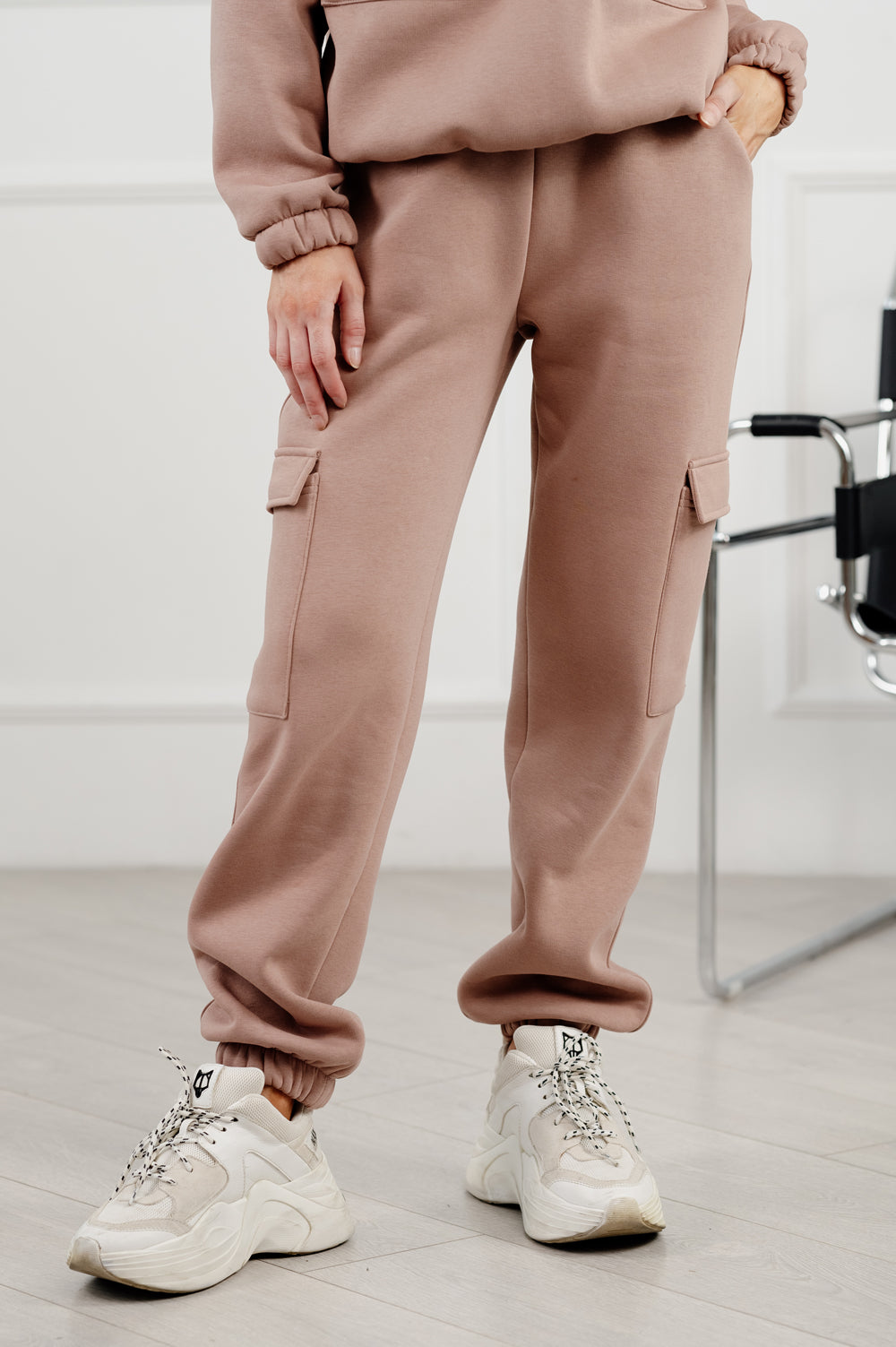 Pantaloni de cargo cu fleece in umbra mocha