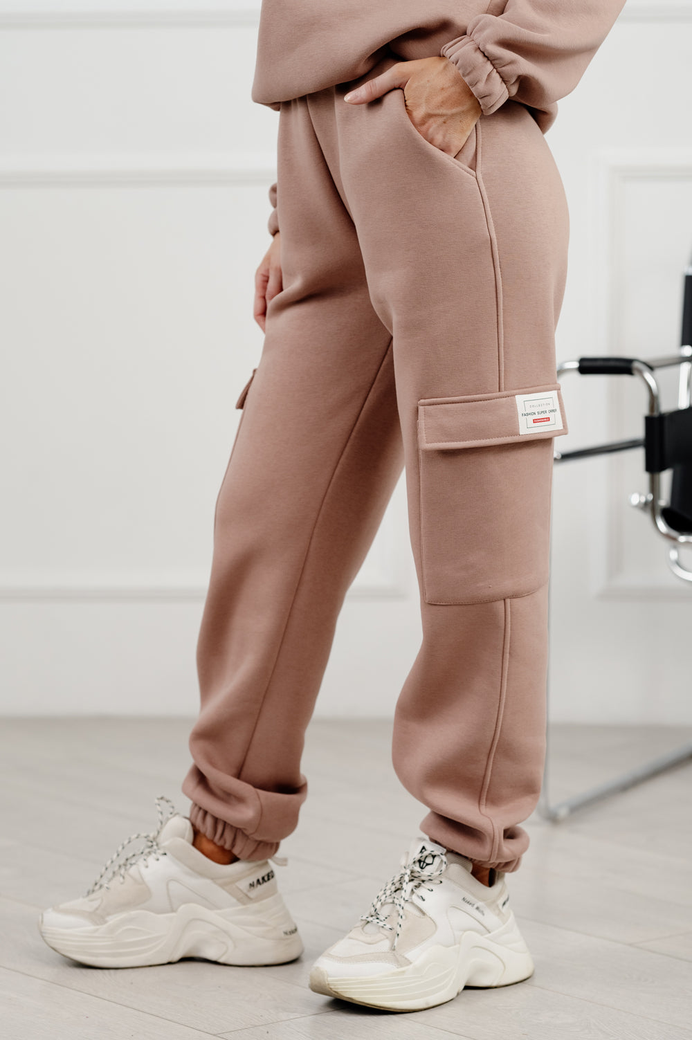 Pantaloni de cargo cu fleece in umbra mocha