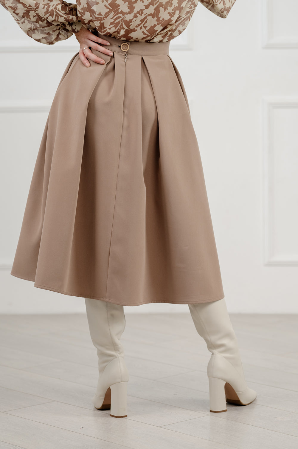 Midi-style pleated flared skirt in mocha