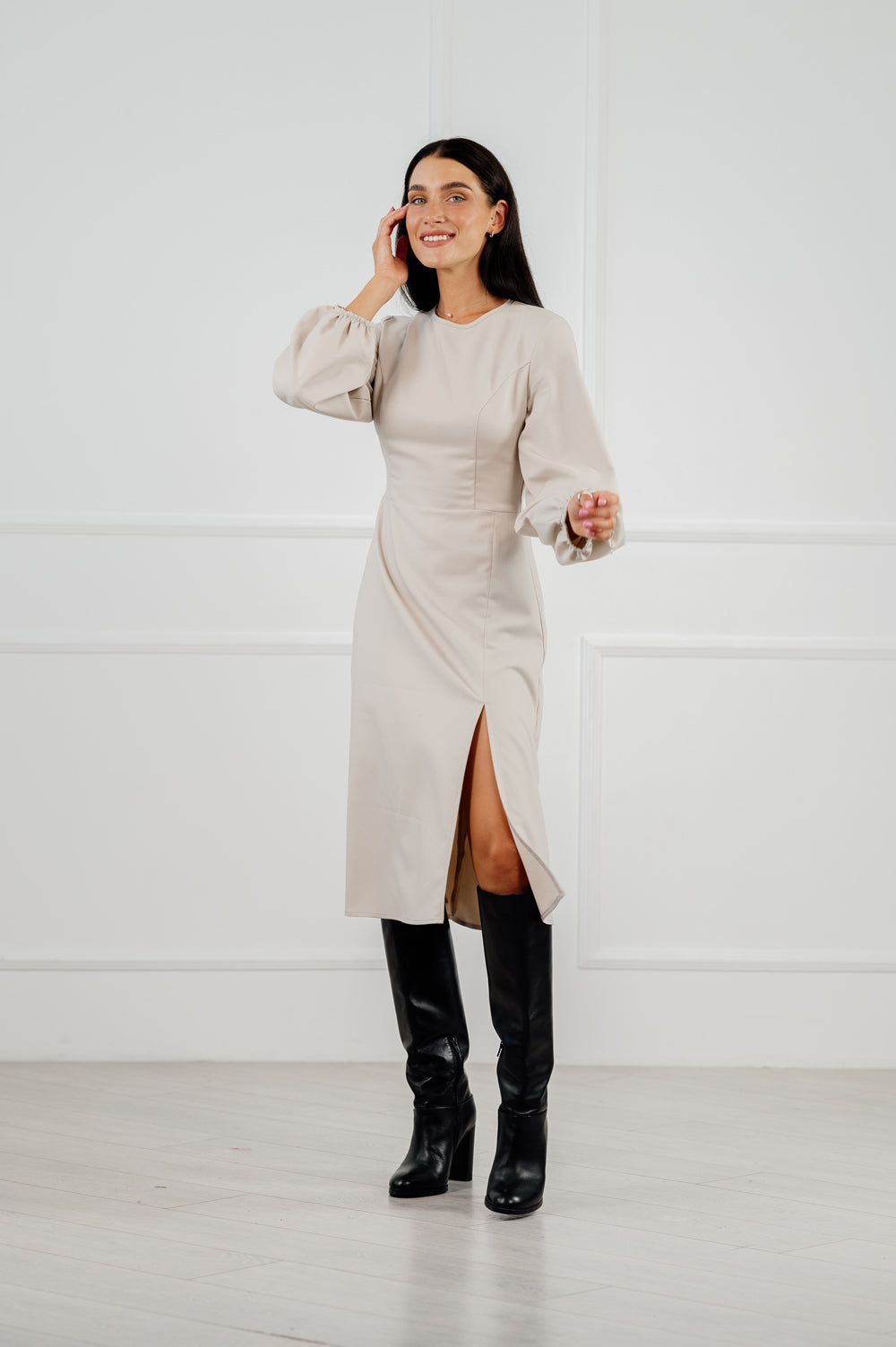 Sanftes beige Kleid taillig geschnitten