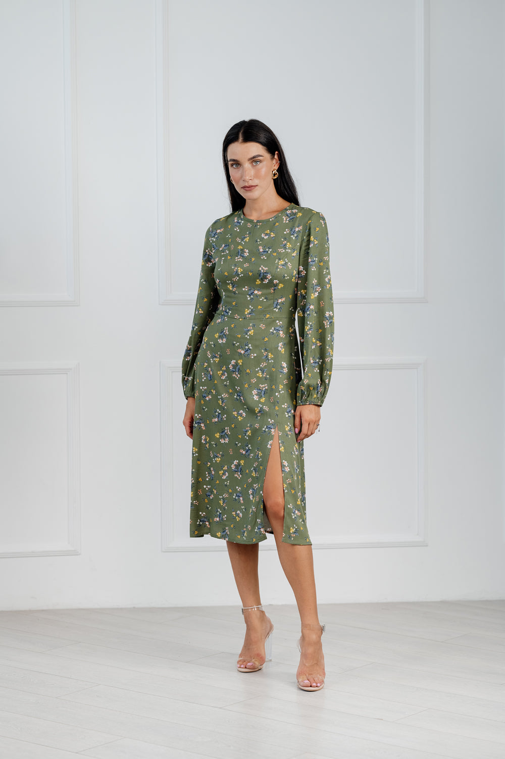 Slim Fit Midi kleid in Avocado-Farbton und lässiger Style