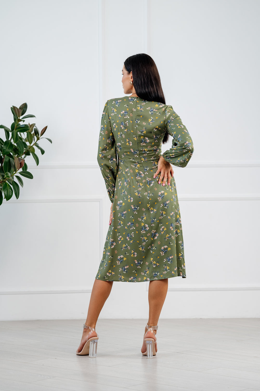 Slim fit midi dress in avocado shade and casual style