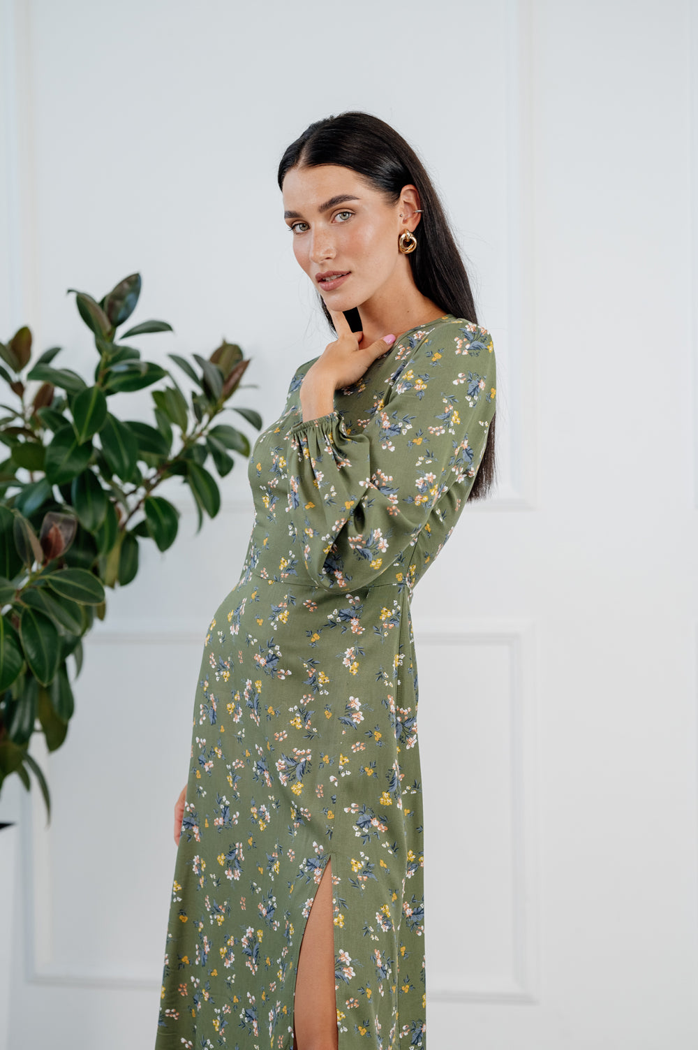 Slim fit midi dress in avocado shade and casual style