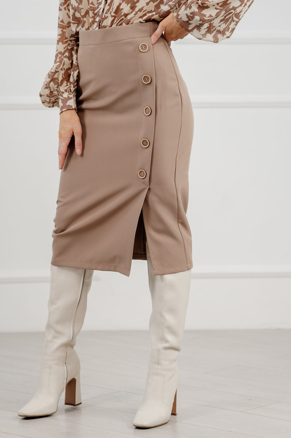 Fusta beige midi cu tăiat montat