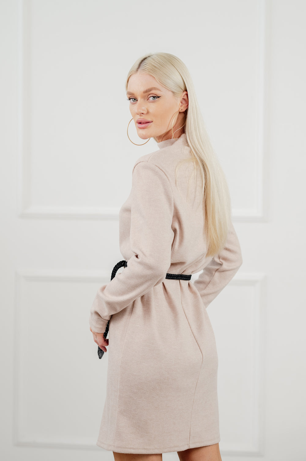 Zartes gerade geschnittenes Mini kleid aus Angora in beige Farbe.