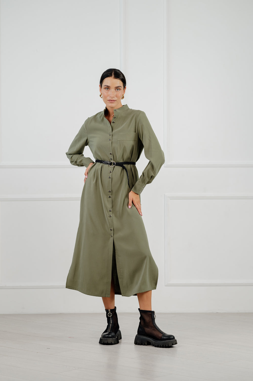 Locker geschnittenes Kleid in einem hellen, trend igen Khaki-Farbton