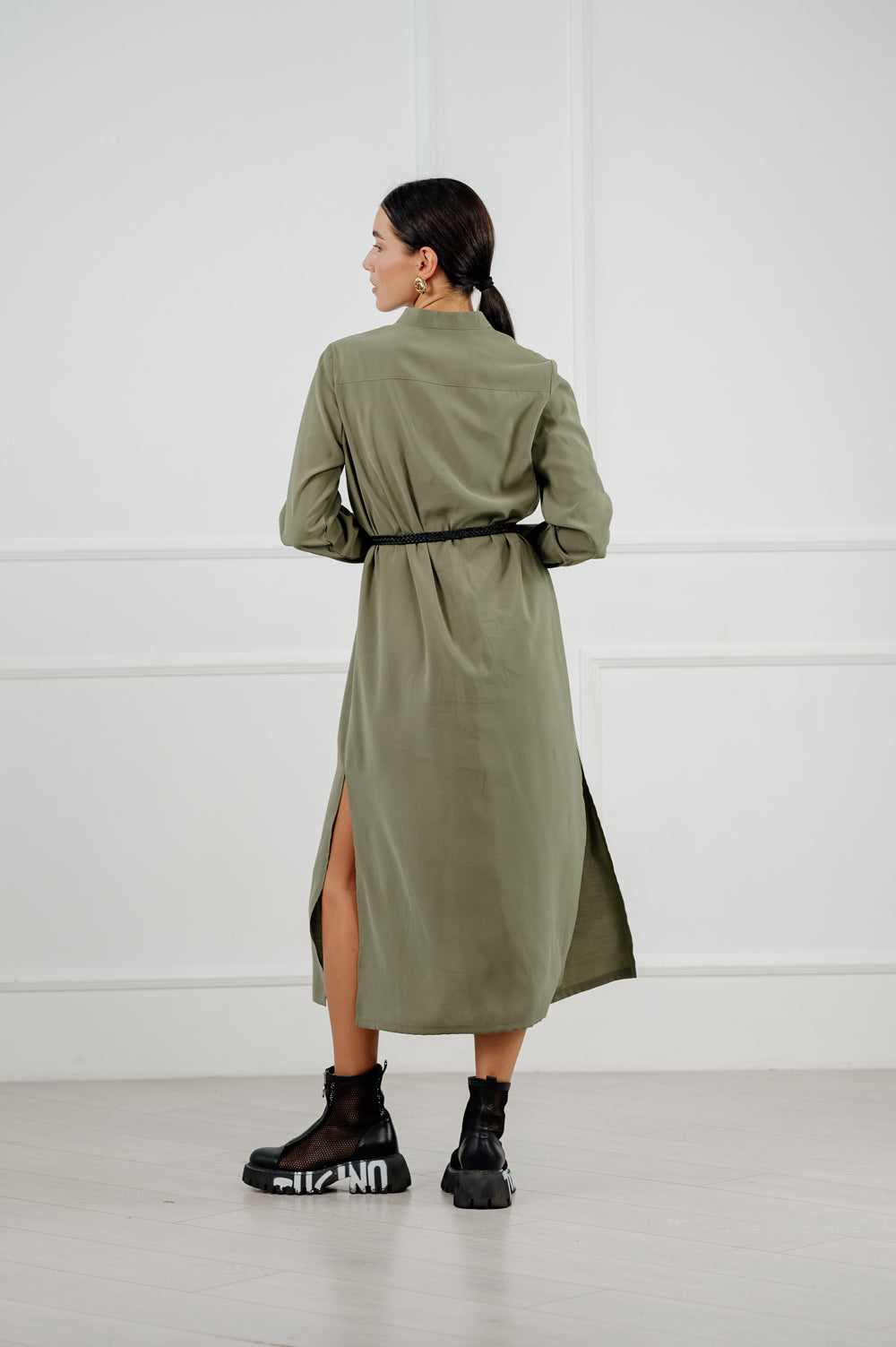 Locker geschnittenes Kleid in einem hellen, trend igen Khaki-Farbton