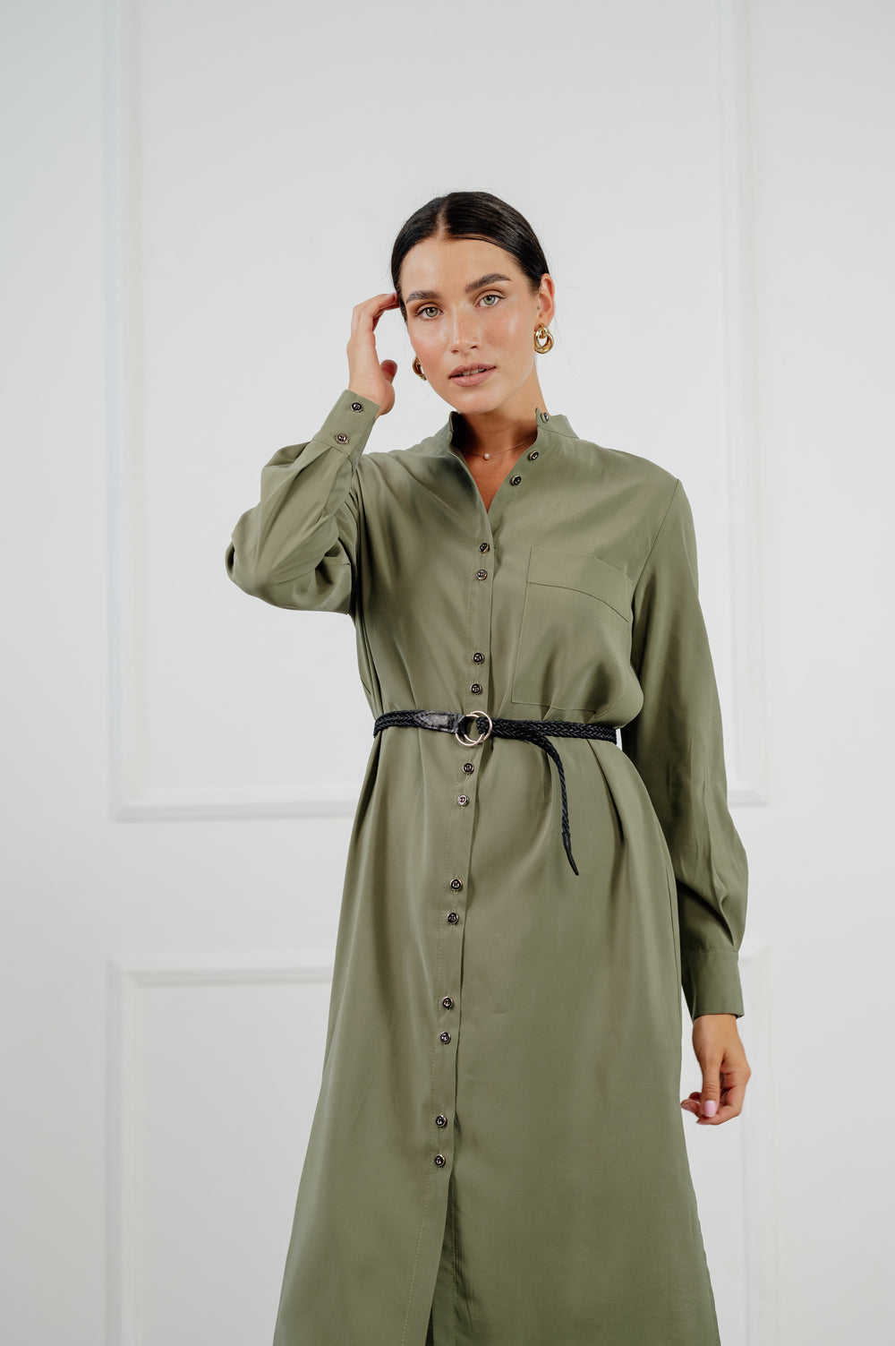 Locker geschnittenes Kleid in einem hellen, trend igen Khaki-Farbton