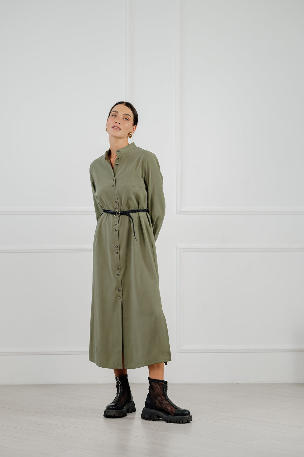 Locker geschnittenes Kleid in einem hellen, trend igen Khaki-Farbton