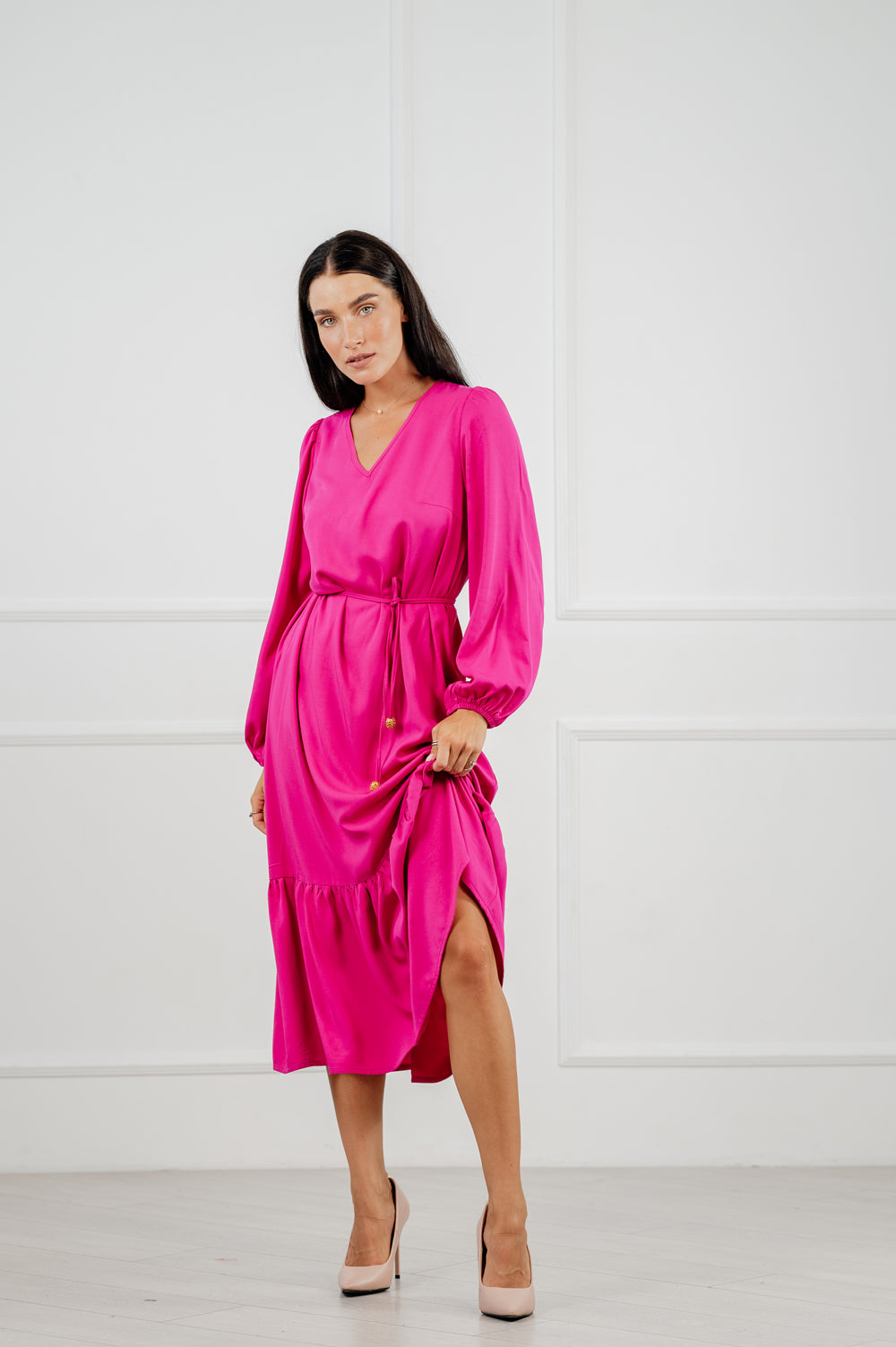 Rochie strălucitoare lungă supradimensionată în fuchsia trendy.