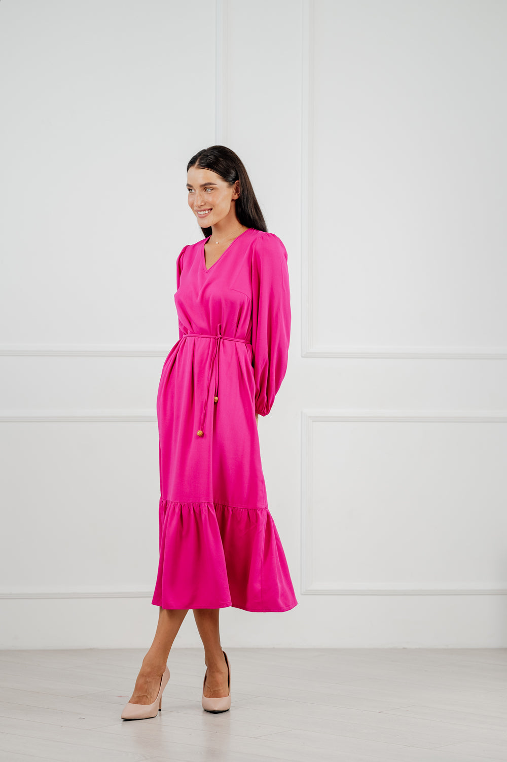 Rochie strălucitoare lungă supradimensionată în fuchsia trendy.