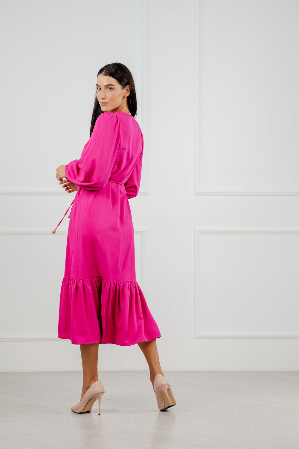 Robe longue oversize lumineuse en fuchsia tendance.