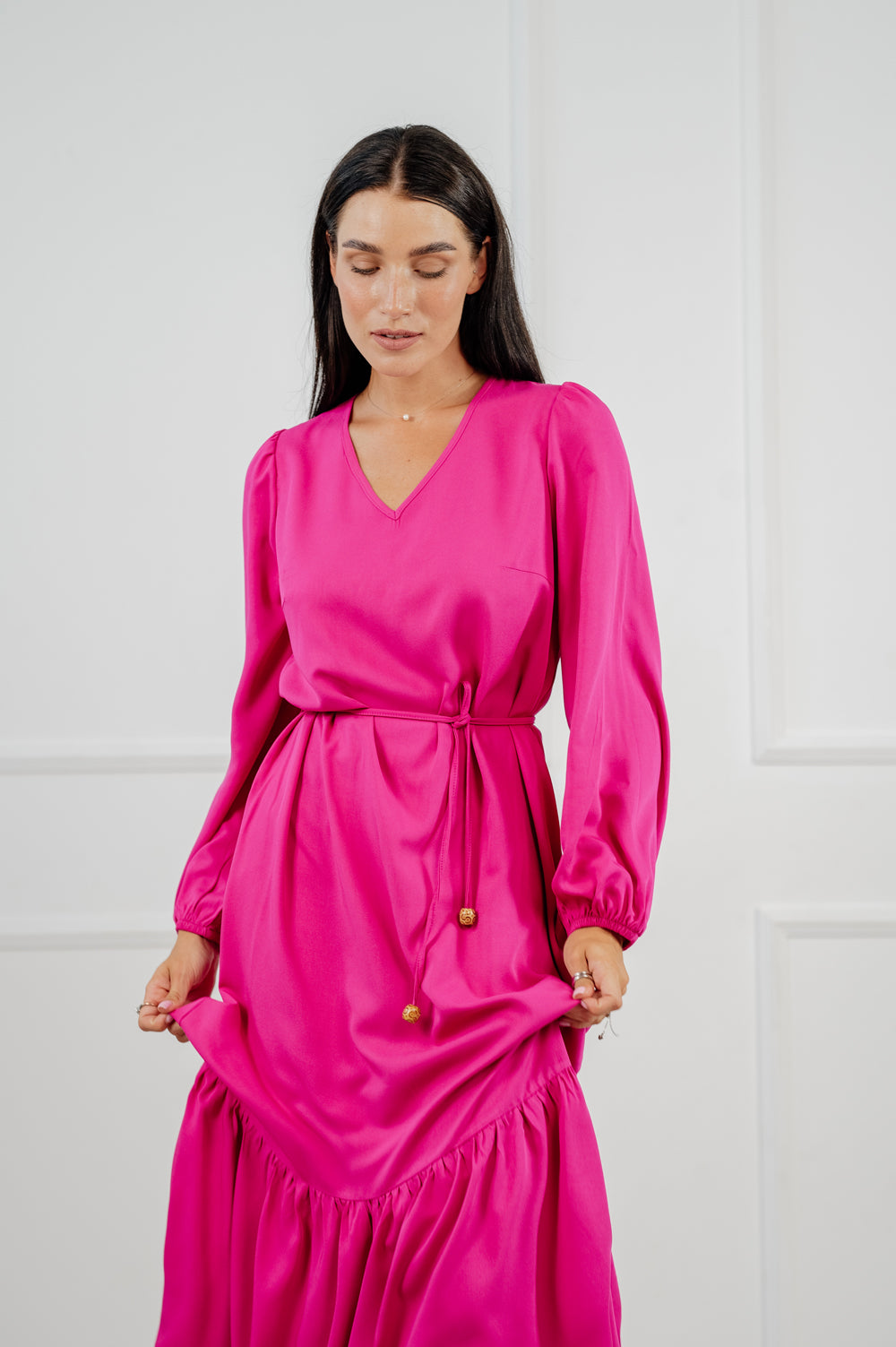 Robe longue oversize lumineuse en fuchsia tendance.