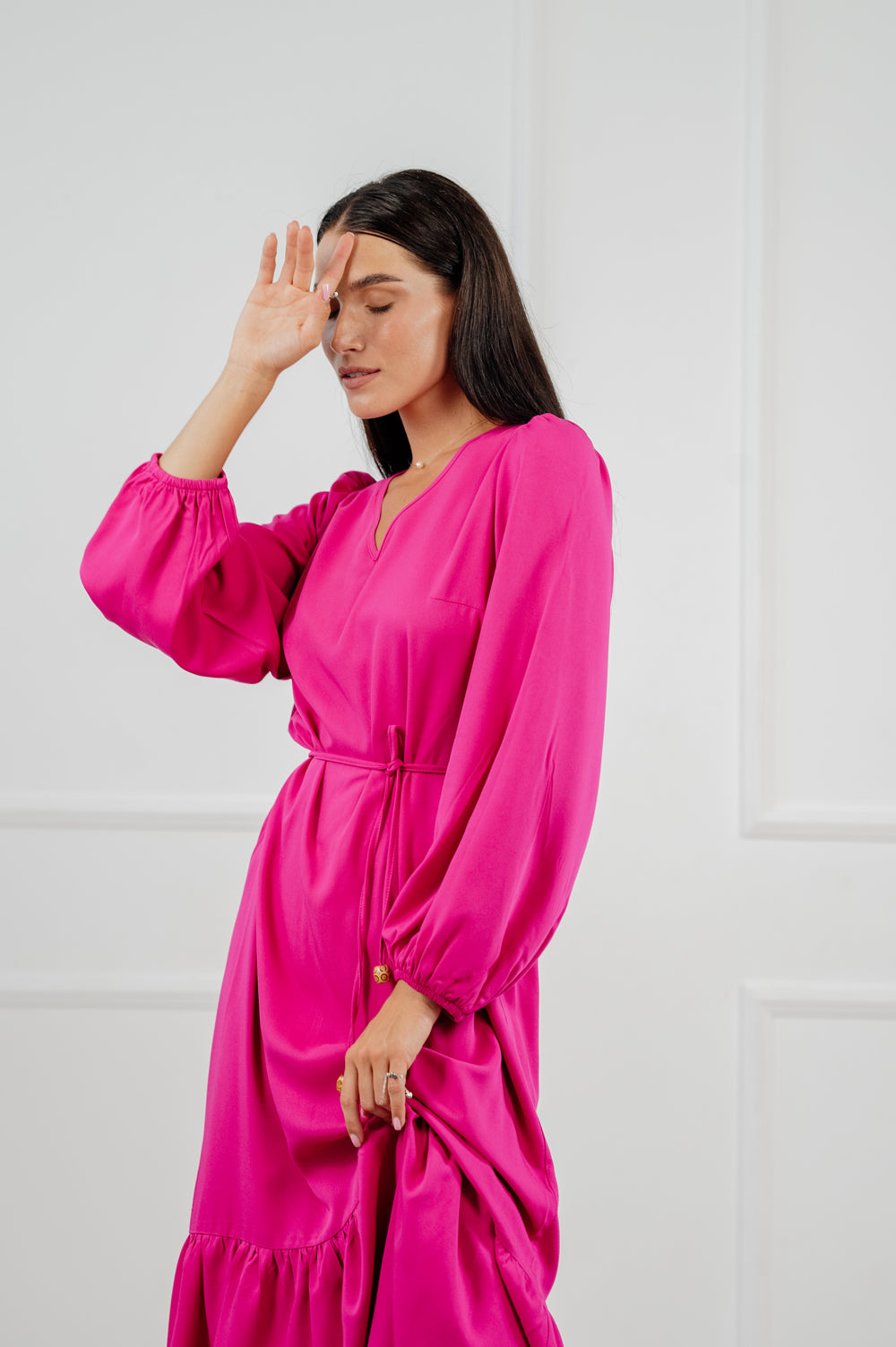 Rochie strălucitoare lungă supradimensionată în fuchsia trendy.