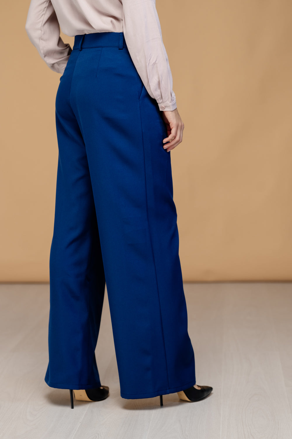 Blaue Hose mit weitem Bein