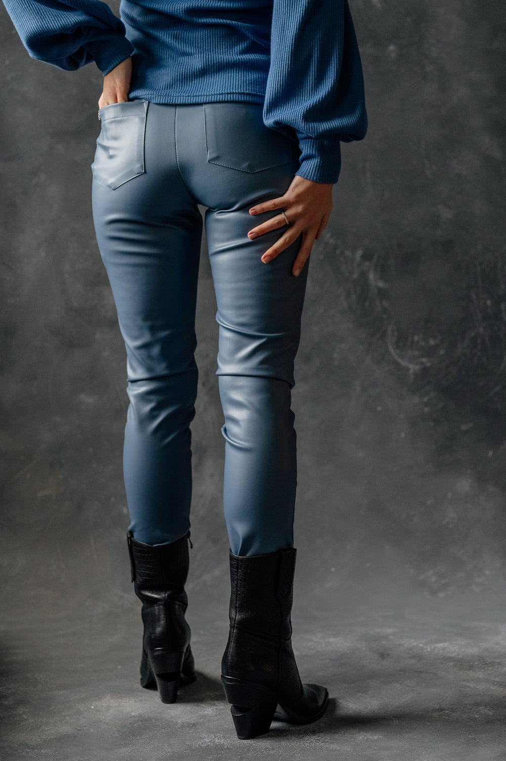 Leggings in pelle grigio-blu su pile