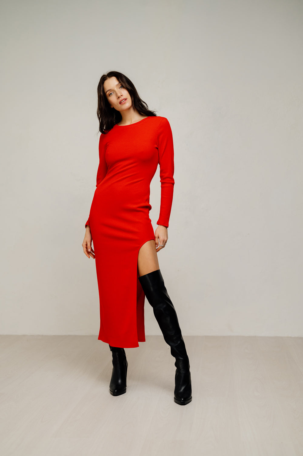 Vestido midi rojo con un corte elegante a la izquierda.