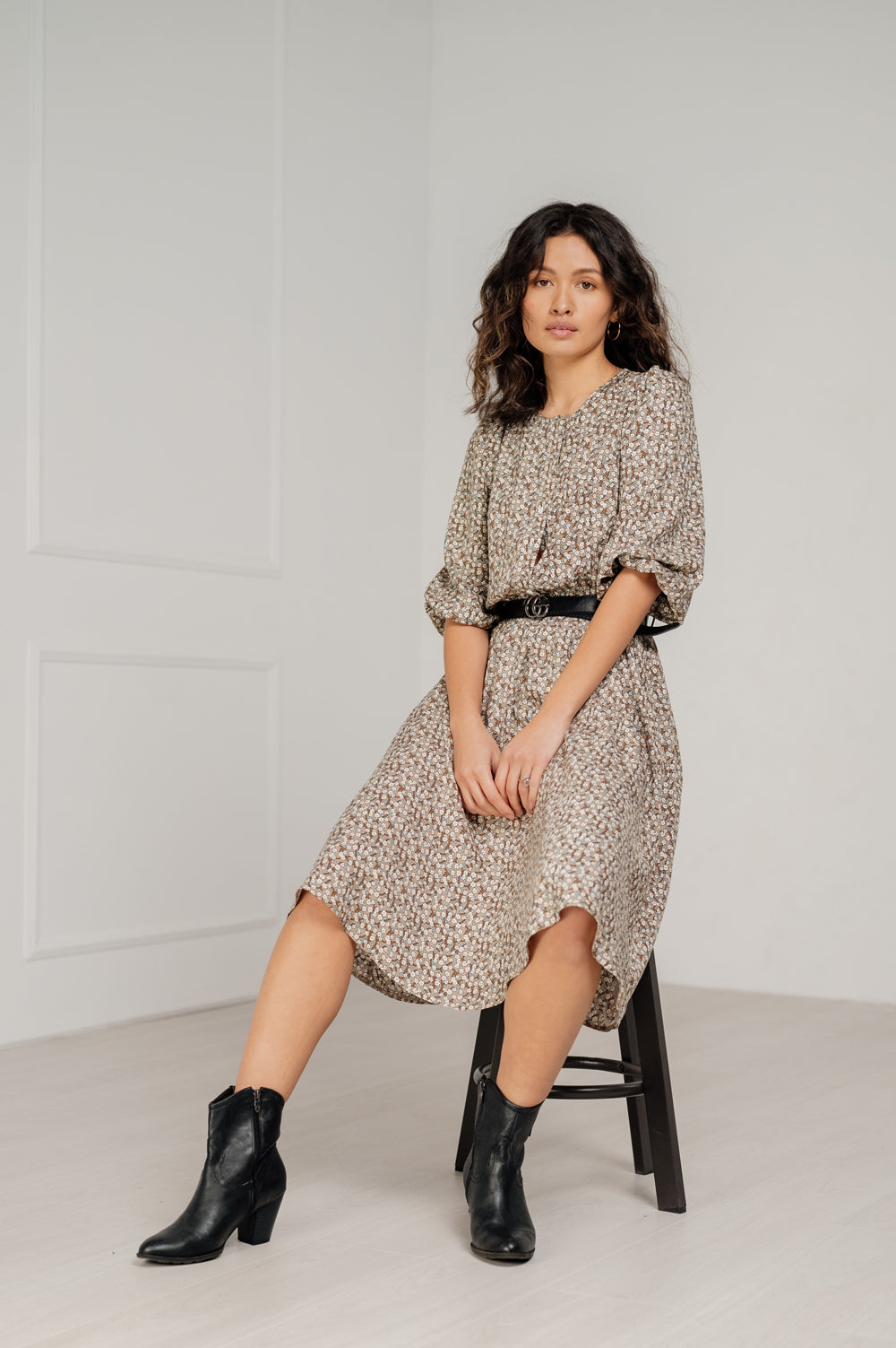 Robe midi avec une jupe fluide et une ceinture