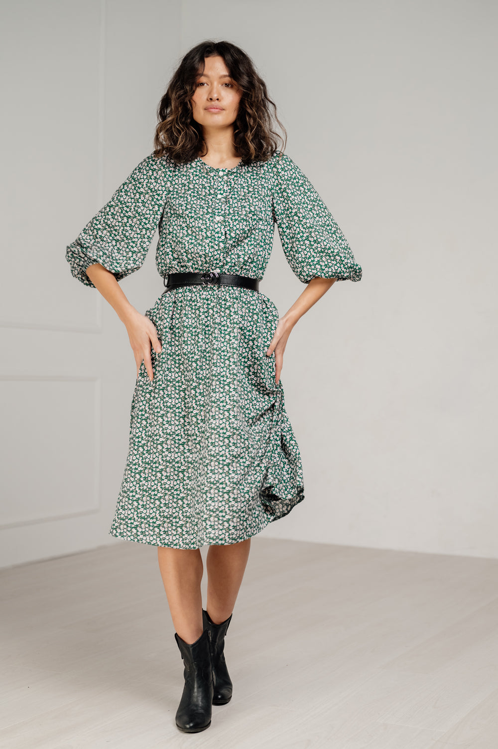 Robe midi avec une jupe fluide et une ceinture