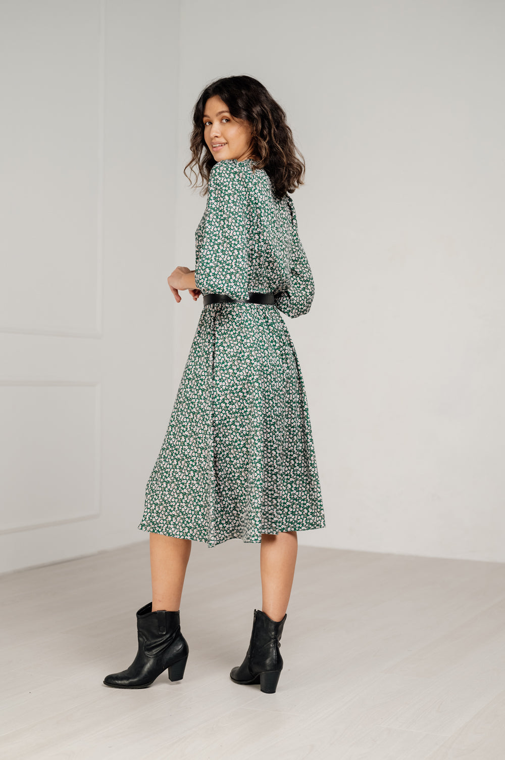 Midi dress with a flowing skirt and a belt