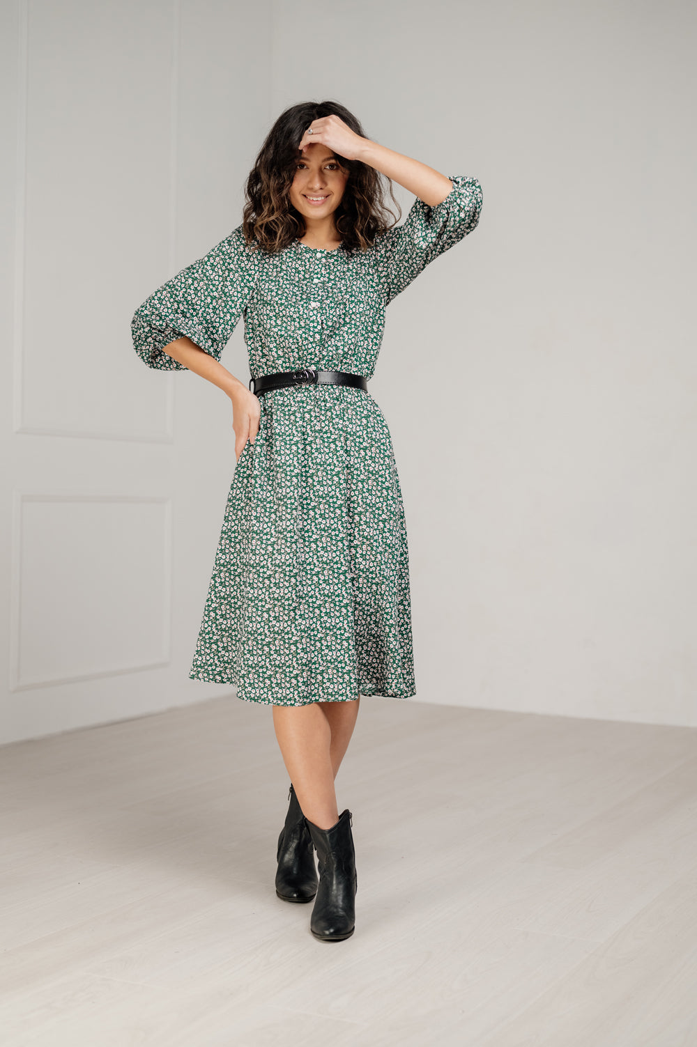 Vestido midi con falda fluida y cinturón