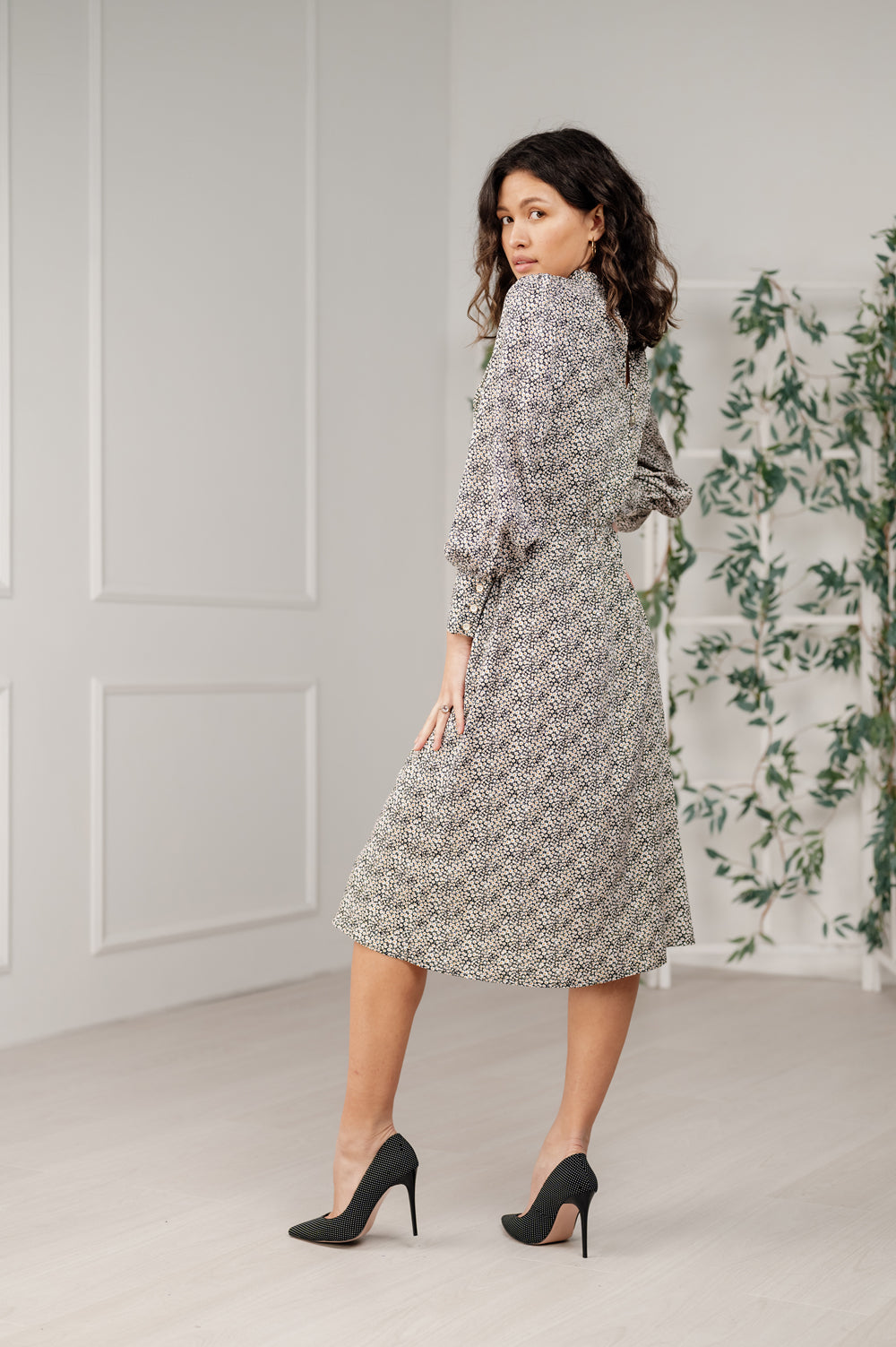 Dress with stand-up collar and delicate ruffles