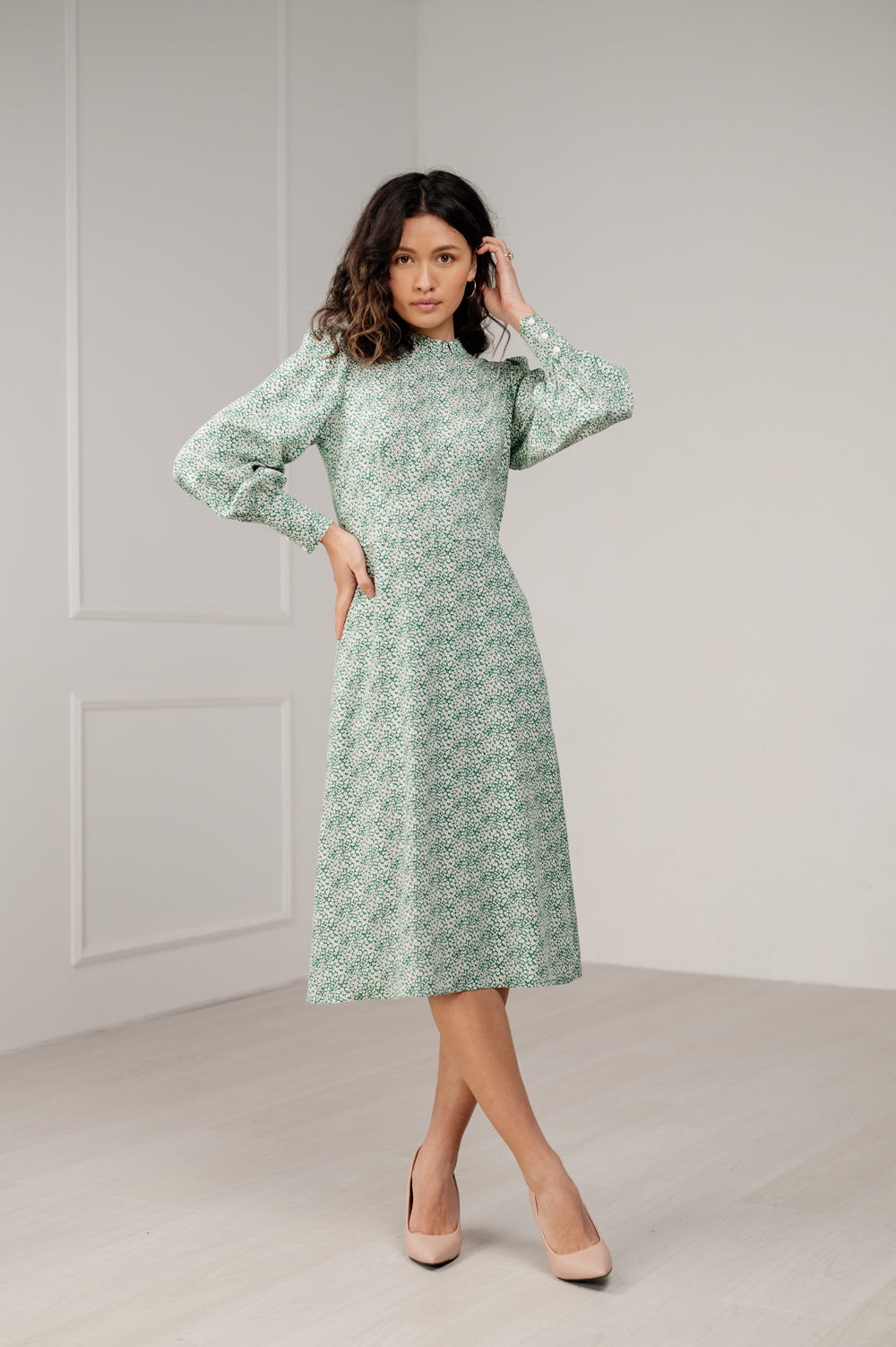 Rochie cu guler stand-up și grene delicate