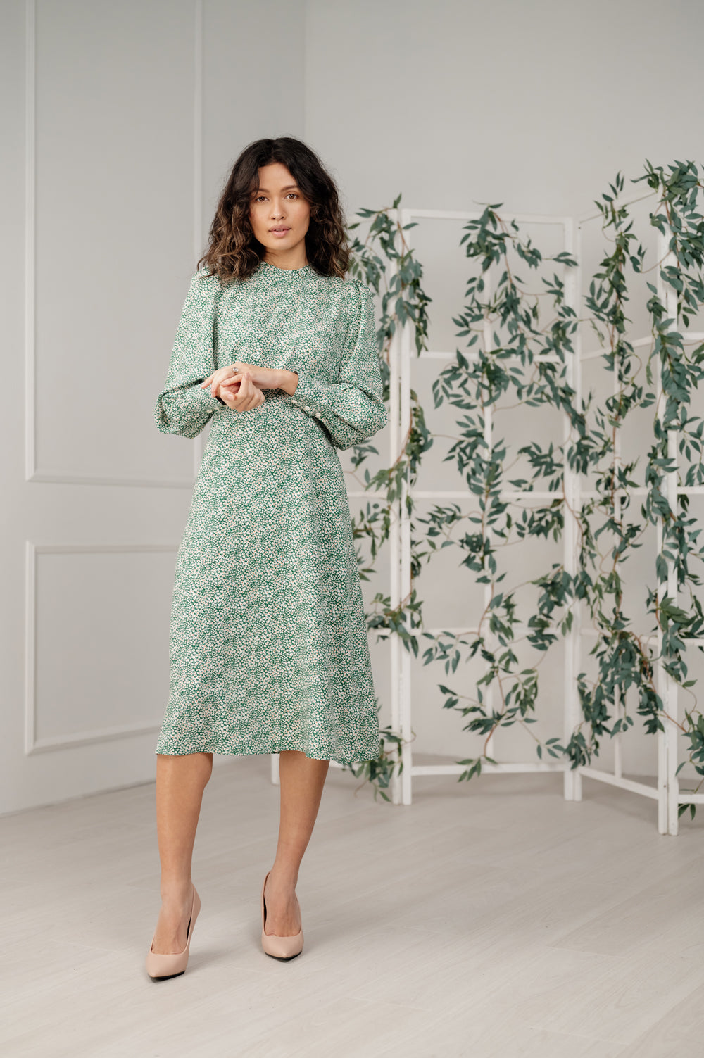 Rochie cu guler stand-up și grene delicate