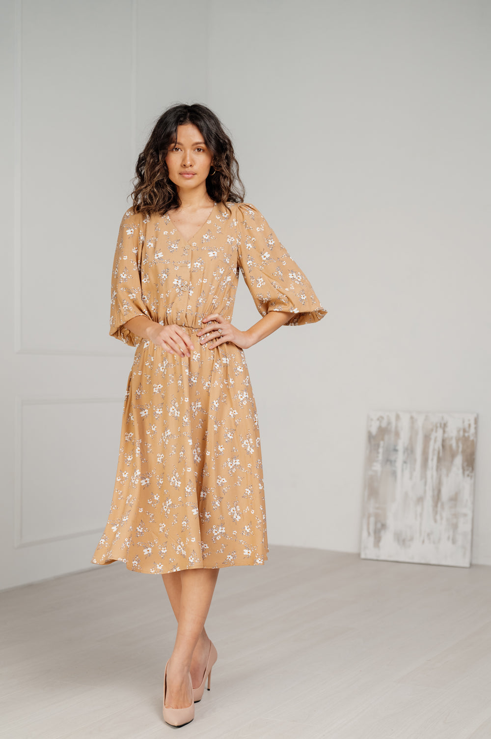 Robe midi beige avec jupe ample