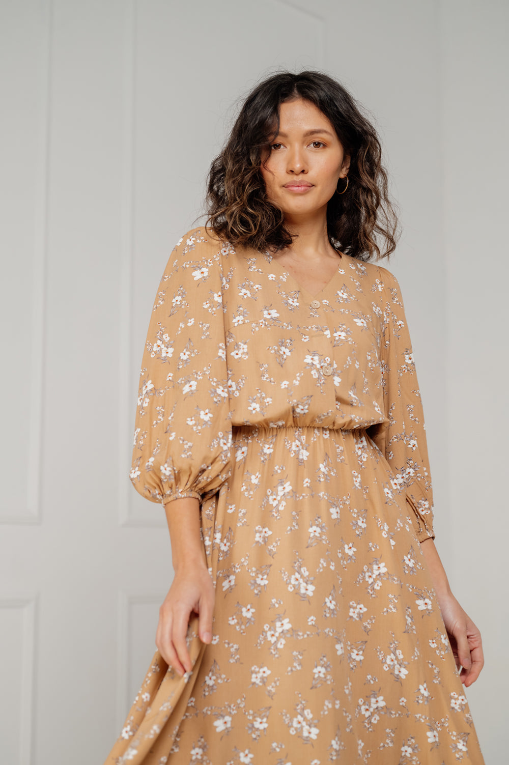 Robe midi beige avec jupe ample