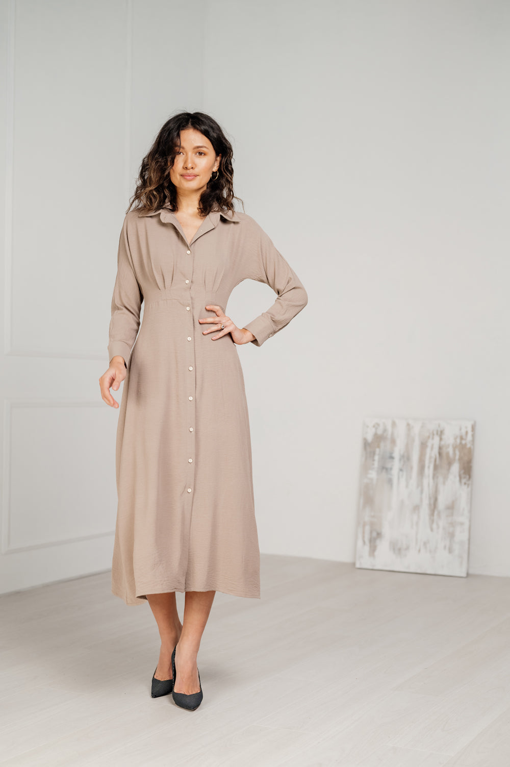 Rochie semi-echipată cu o fustă spectaculoasă A-line în culoare mocha.