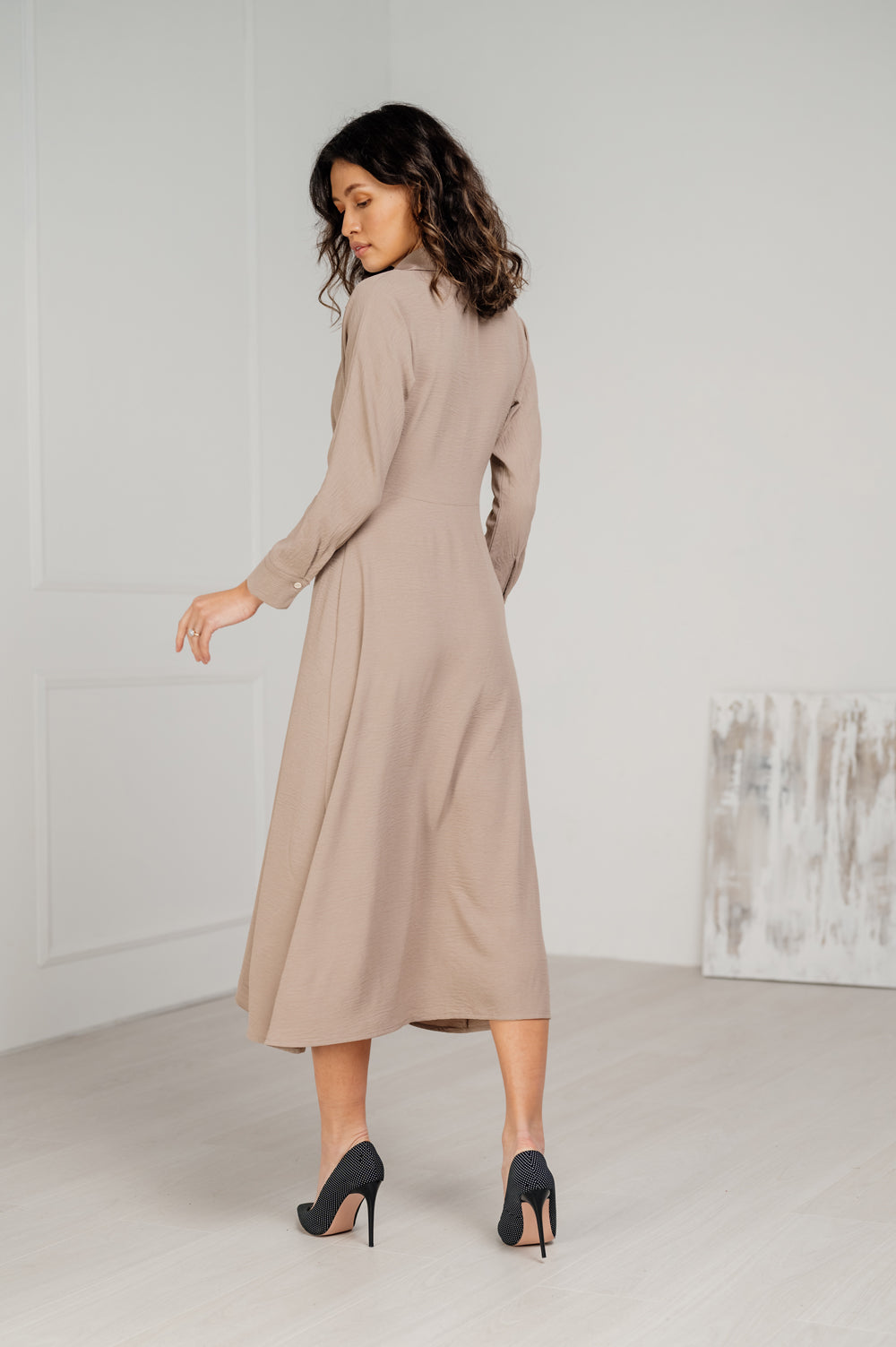 Semi-fitted dress with a spectacular A-line skirt in mocha color