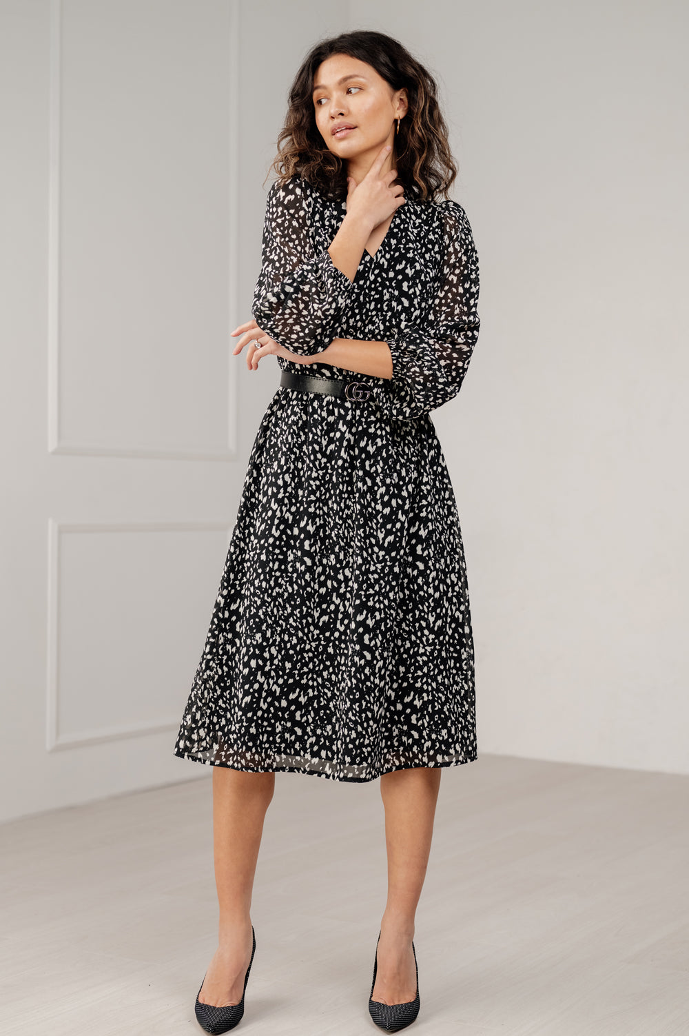 Robe midi en mousseline légère noire pour des rencontres romantiques.