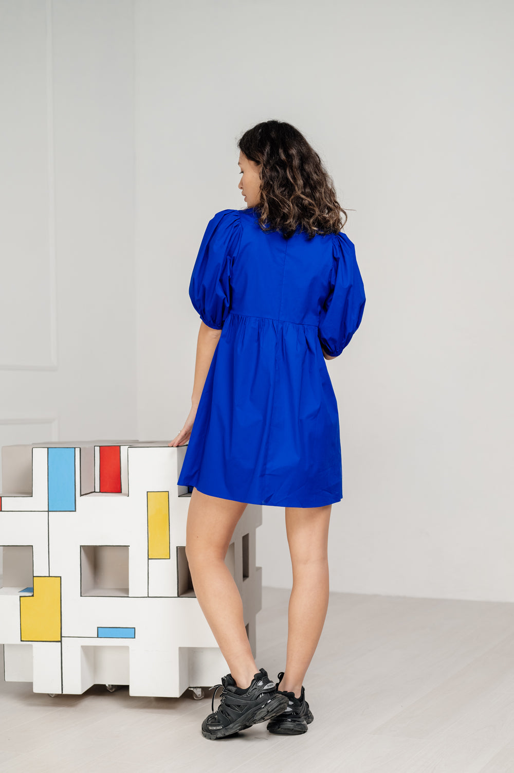 Mini robe en coton avec jupe ample de couleur électrique