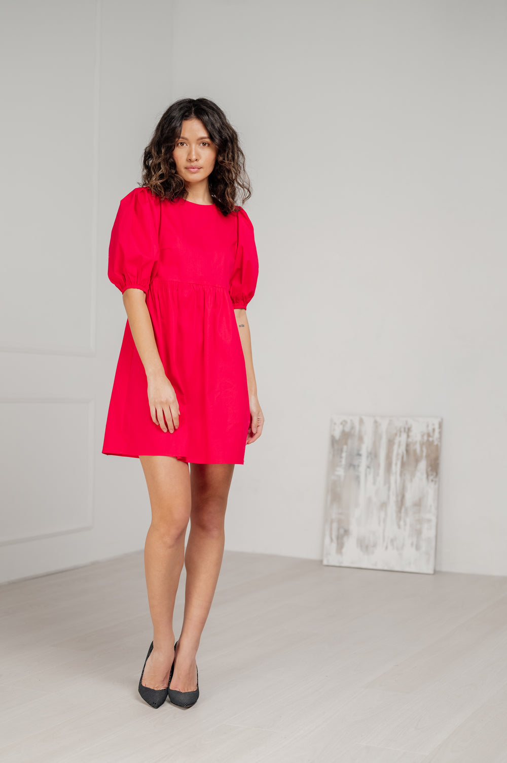 Mini-robe en coton rouge avec jupe ample.