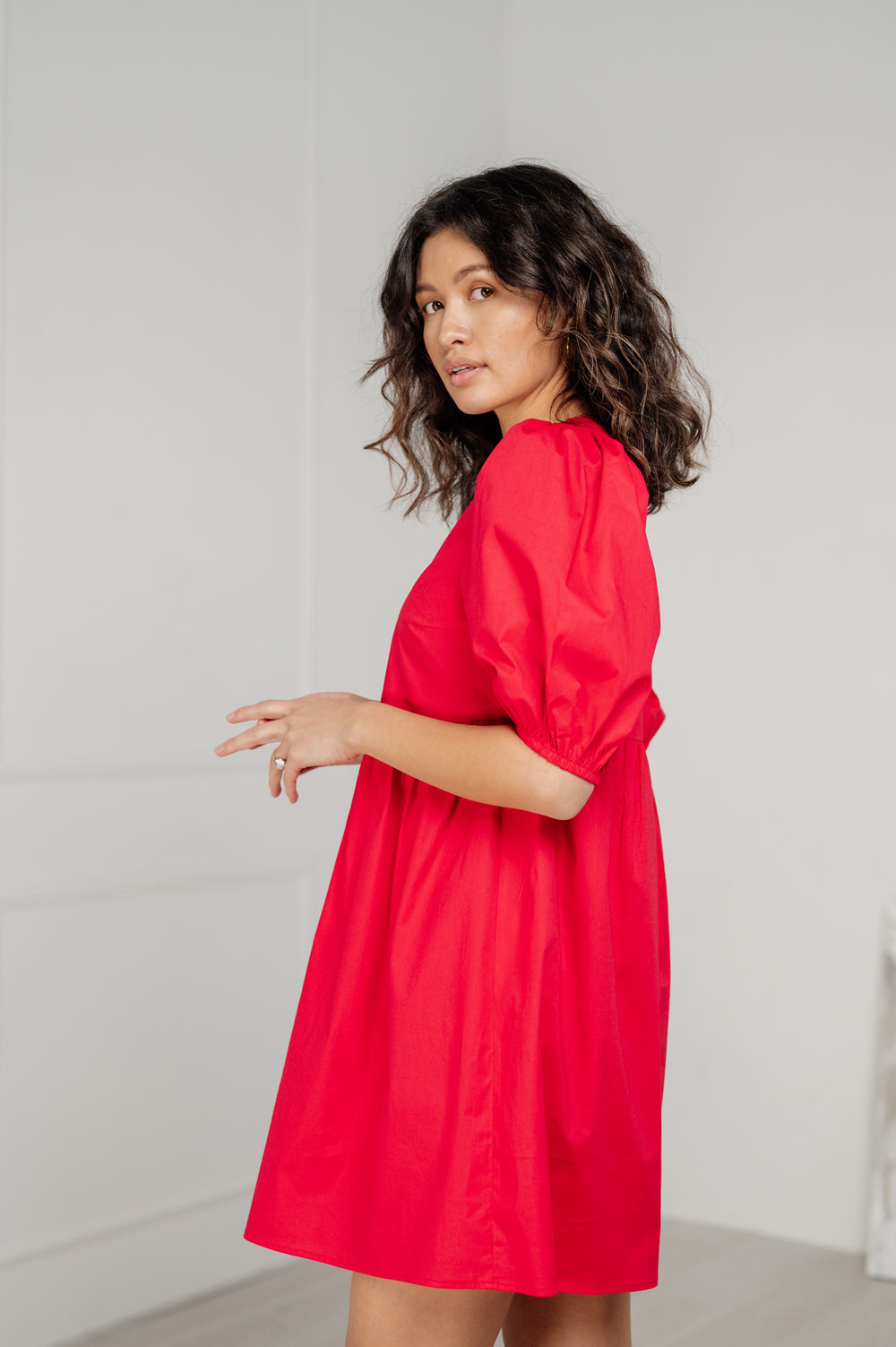 Mini-robe en coton rouge avec jupe ample.