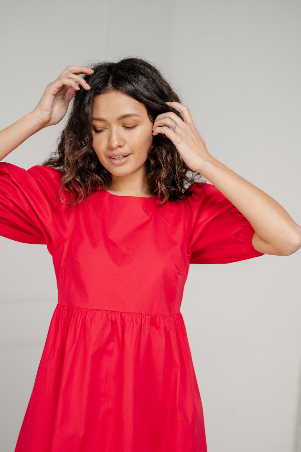 Mini vestido de algodón rojo con falda holgada.