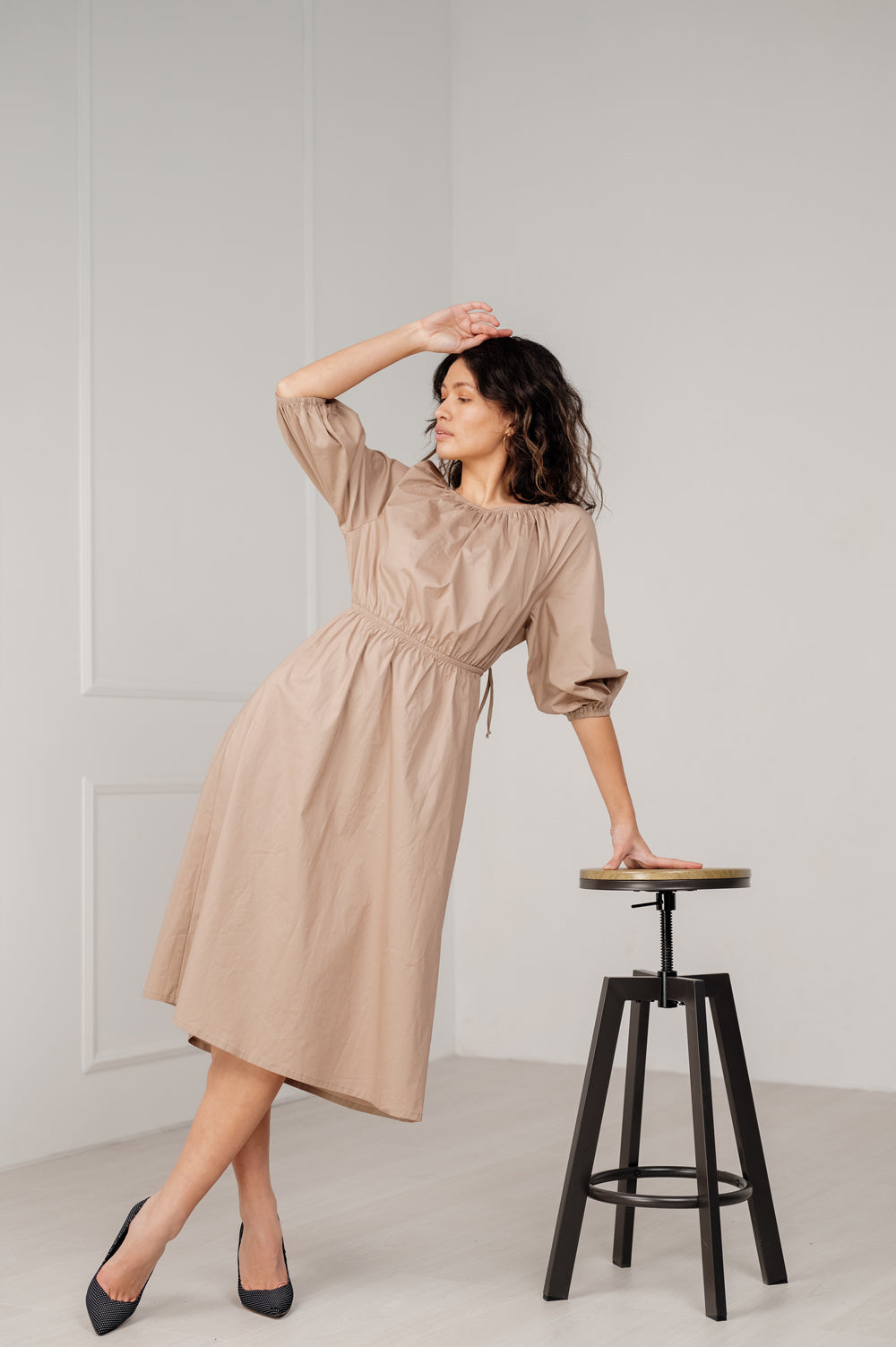 Beige saisonales, lockeres Midi-Kleid