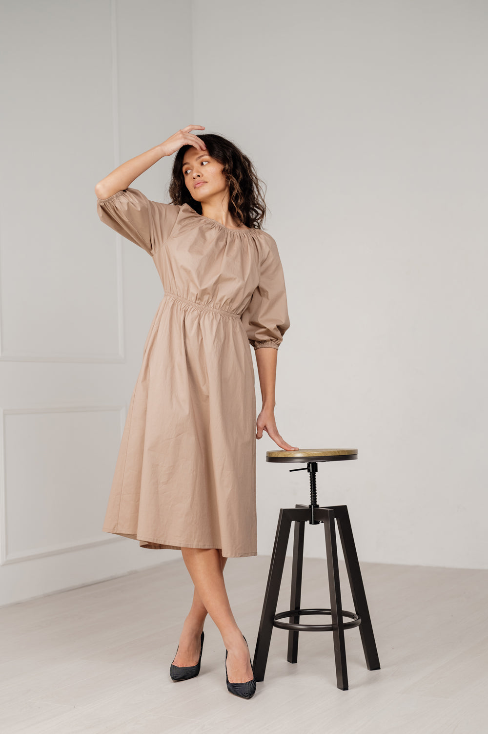 Beige saisonales, lockeres Midi-Kleid