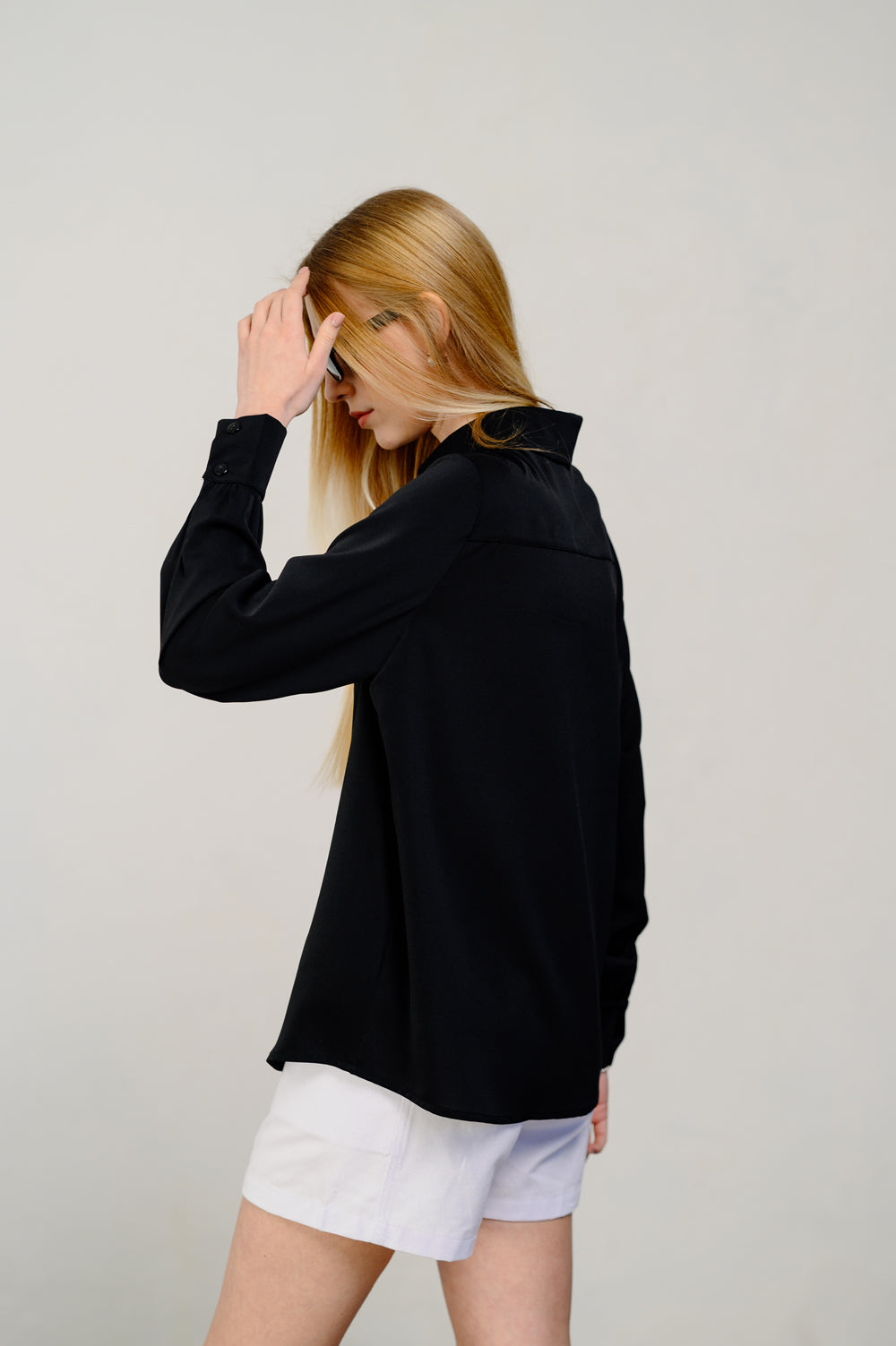 Blouse noire dans un style romantique