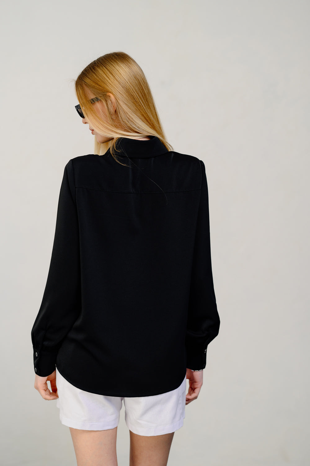 Bluza neagra intr-un stil romantic