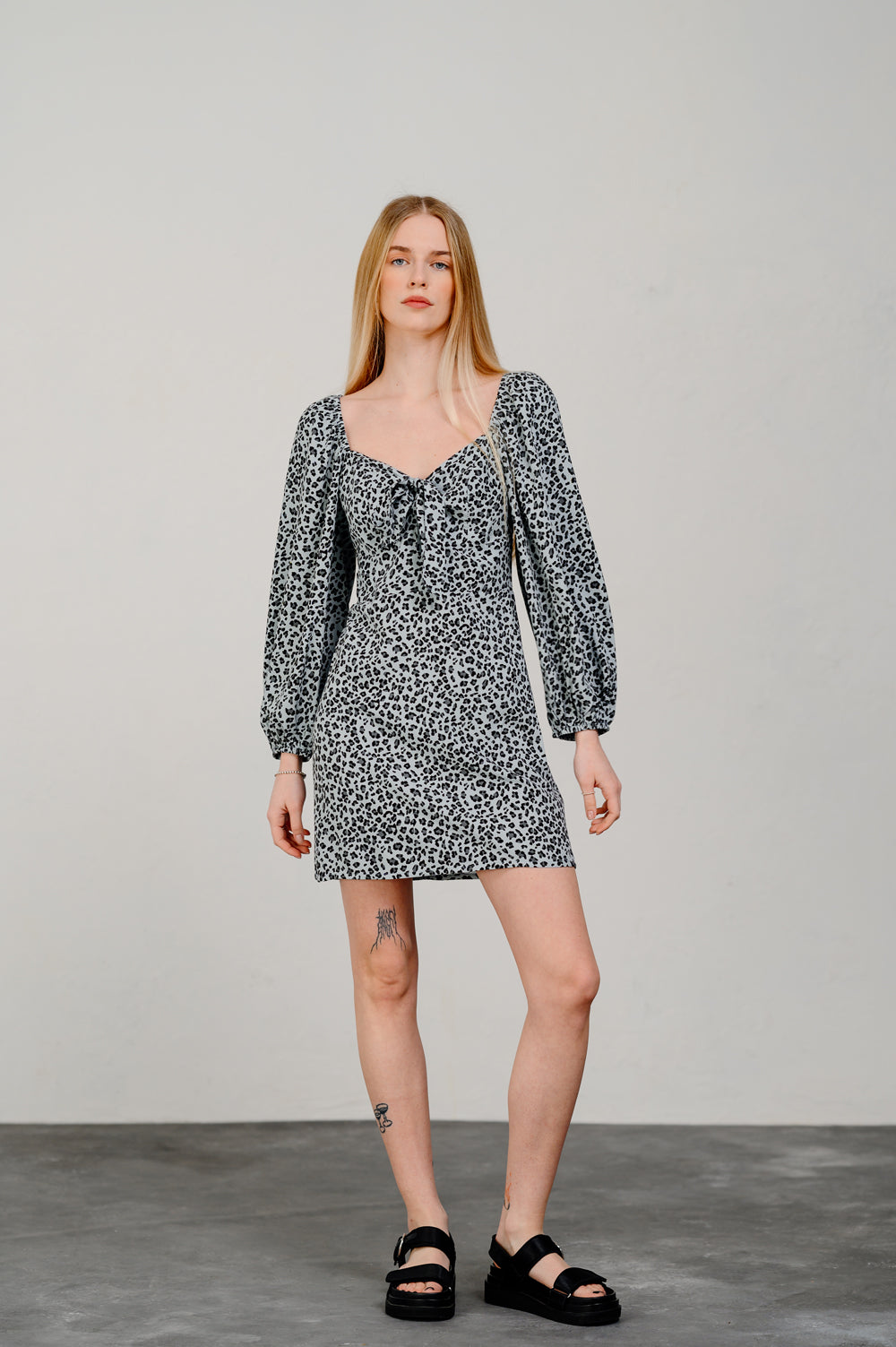 Robe cintrée avec noeud bleu-gris