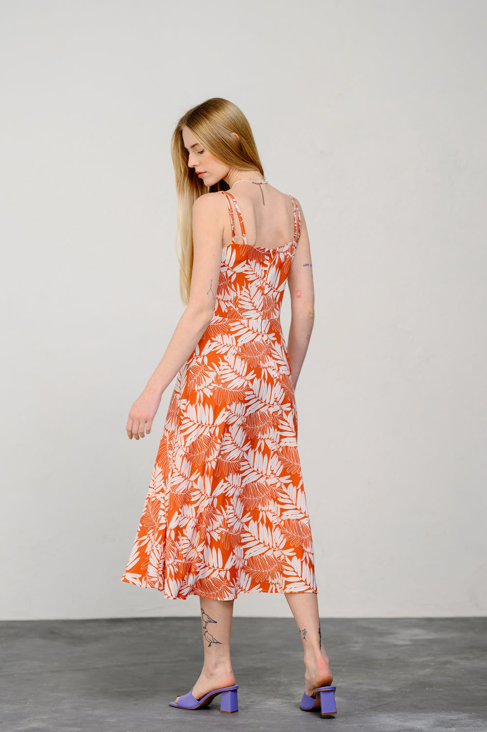 Sundress con correas ajustables en naranja