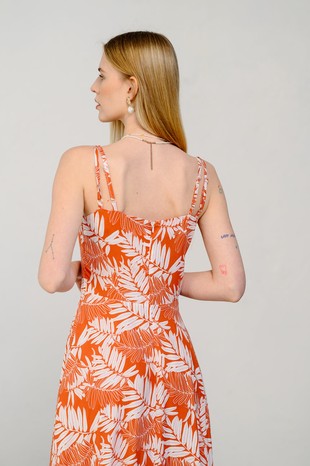 Sundress con correas ajustables en naranja