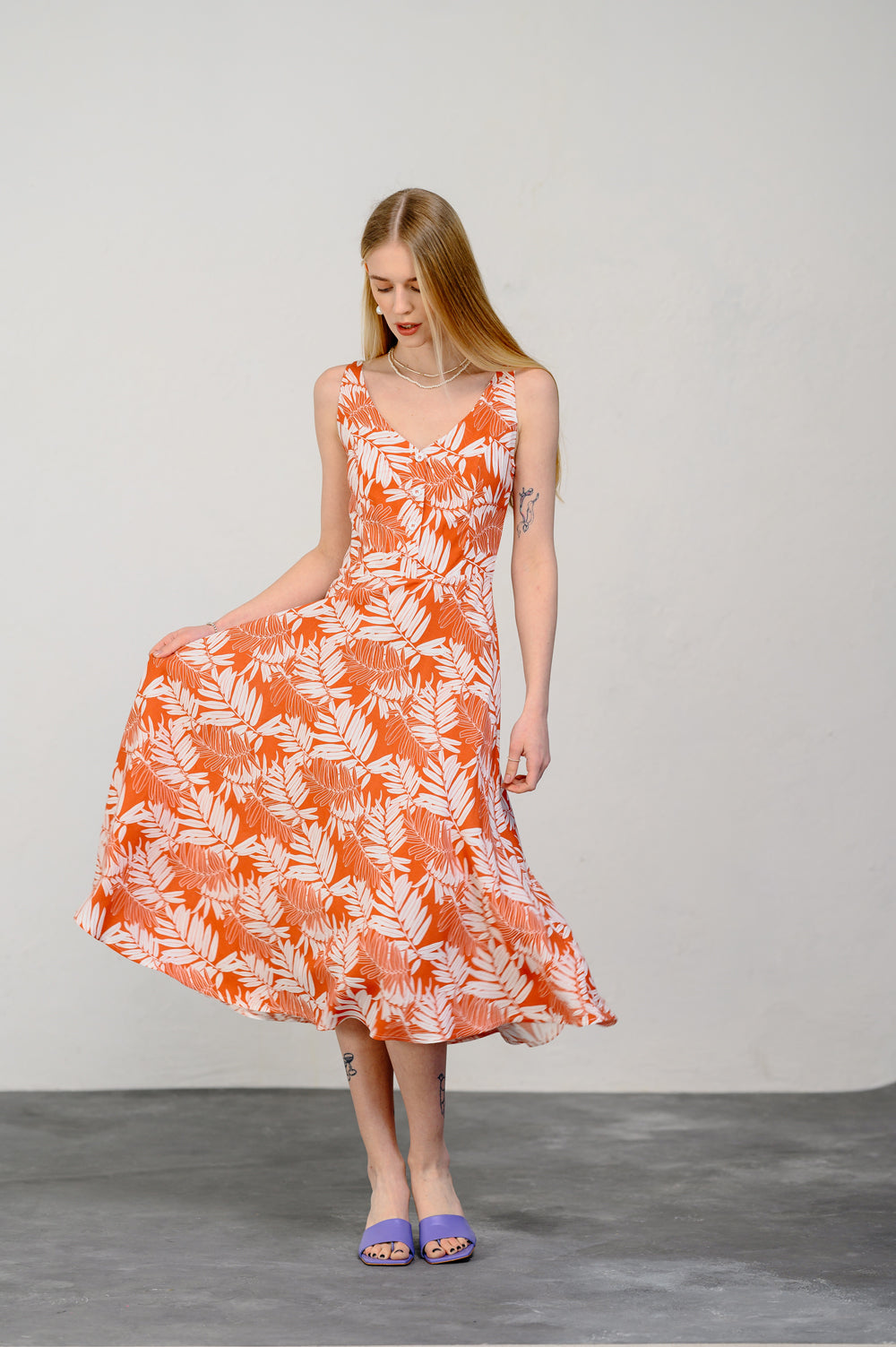 Sundress con correas ajustables en naranja