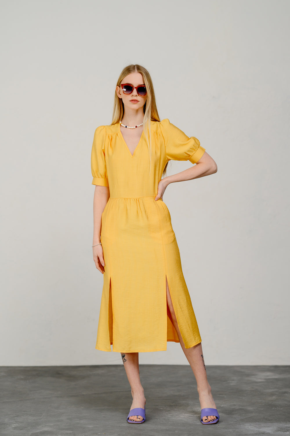 Elegante vestido midi semi-ajustado en amarillo