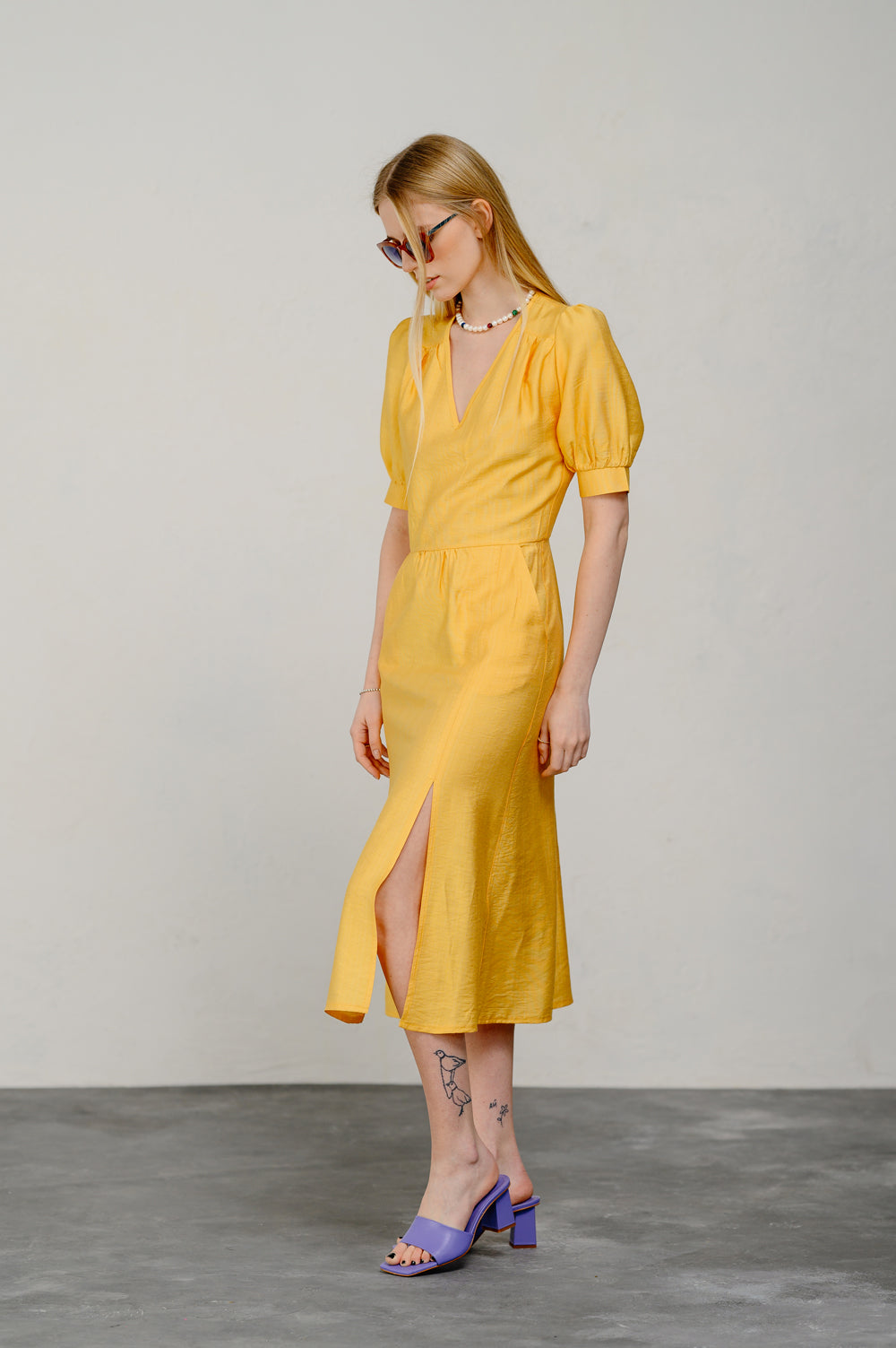 Elegant semi-fitted midi dress in yellow