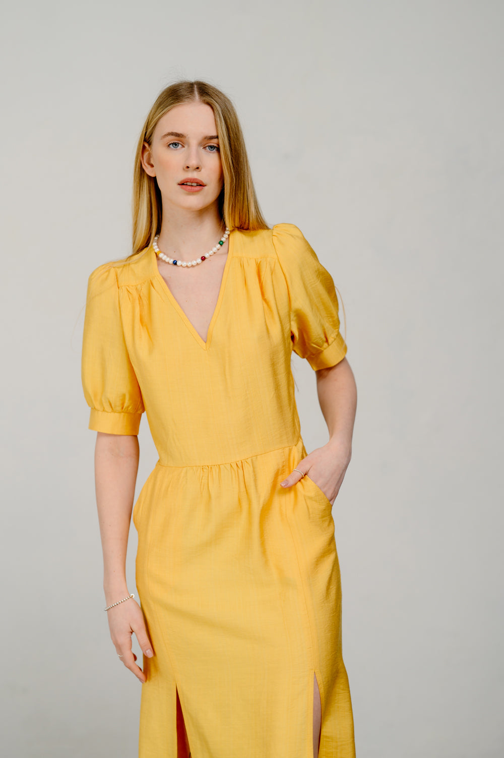 Élégante robe midi semi-ajustée en jaune